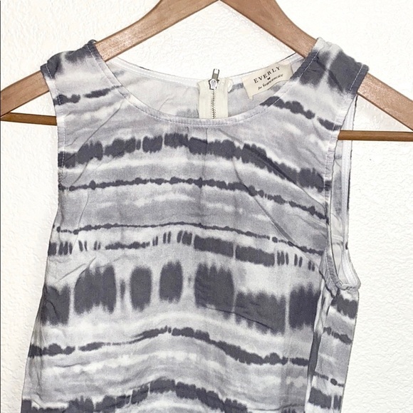 Everly by Francescas Gray And White Zip Up Tank - Picture 2 of 8